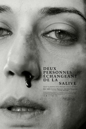 Deux personnes échangeant de la salive